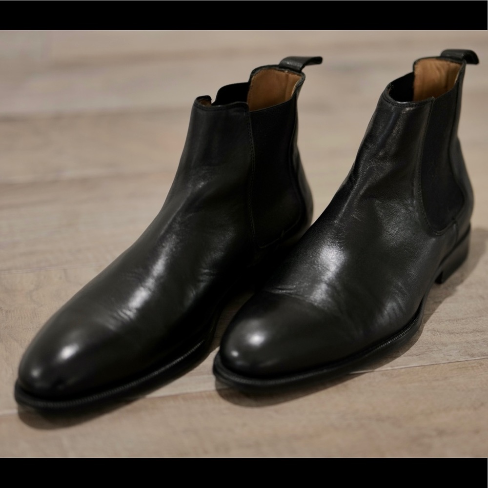 Vince Camuto Chelsea Boots (with cloth carry bag). Men’s Size 10.